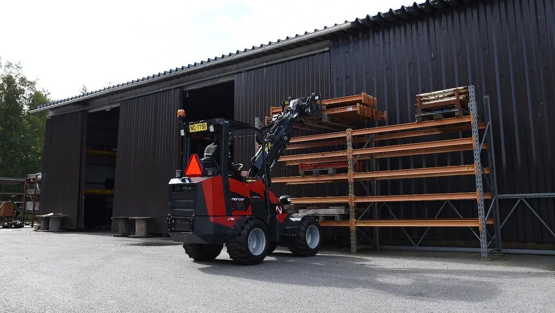 Minilaster løfter materialle til toppen av hyller