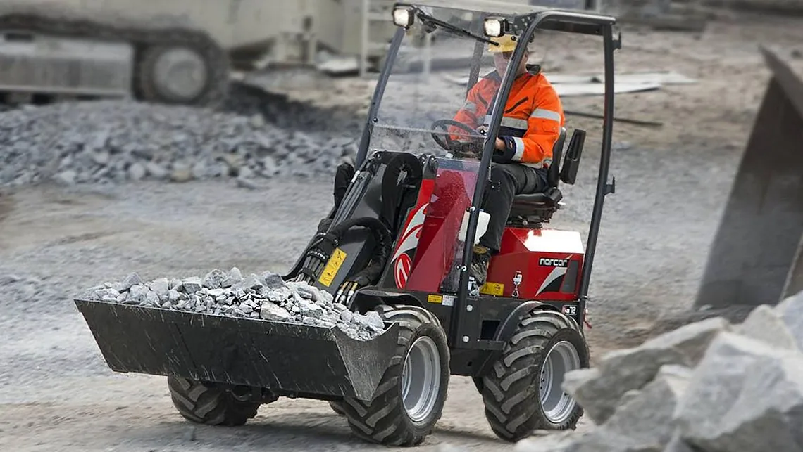 Minilaster med skuff full av stein