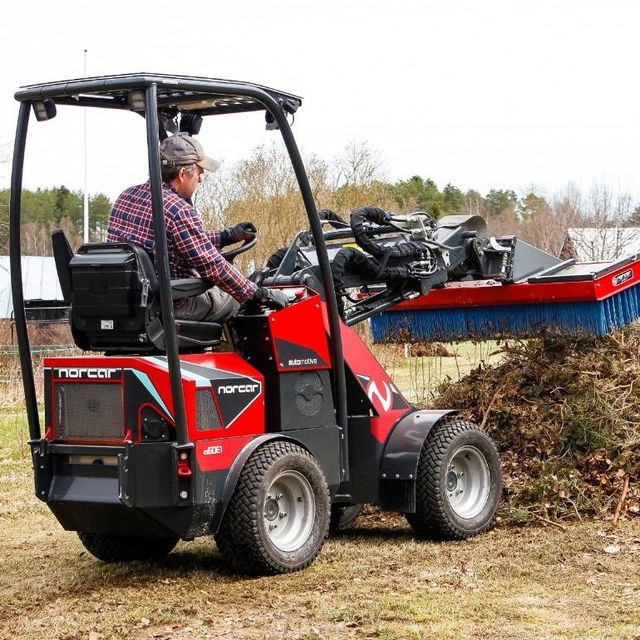 Minilaster i arbeid med vedlikehold av vei