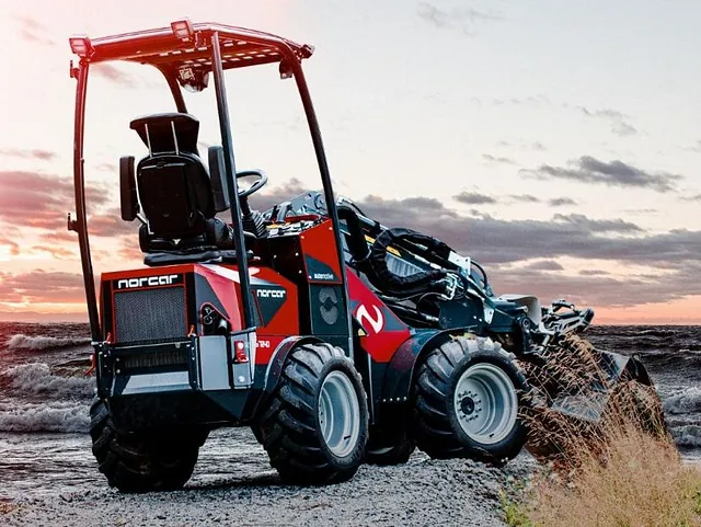 Norcar maskin med hav i bakgrunnen